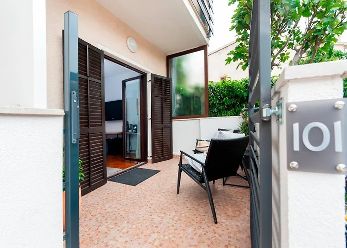 Marina & Parking Free 4*