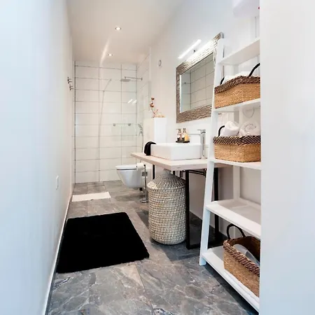 Marina & Parking Free 4* 罗维尼