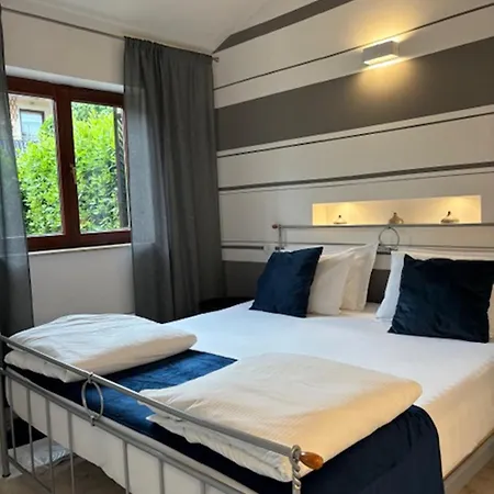 Marina & Parking Free 4* 罗维尼