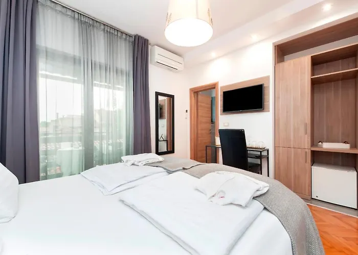 Marina & Parking Free B&B 로비니