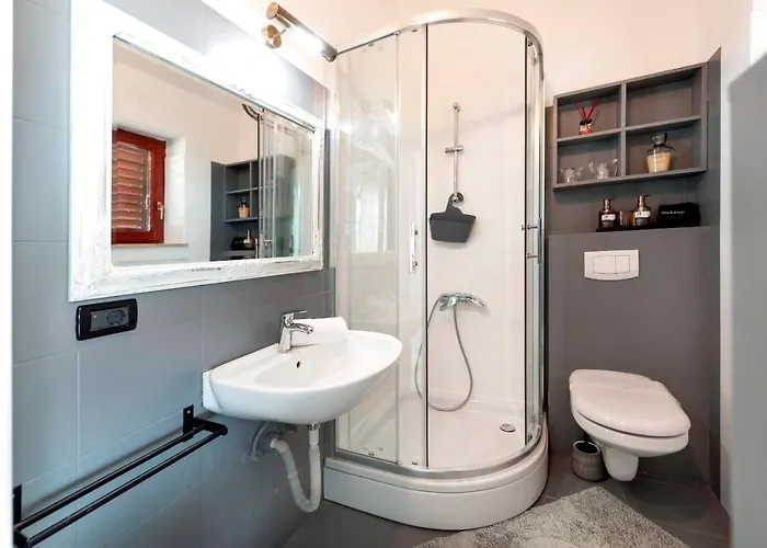 Marina & Parking Free B&B 4*