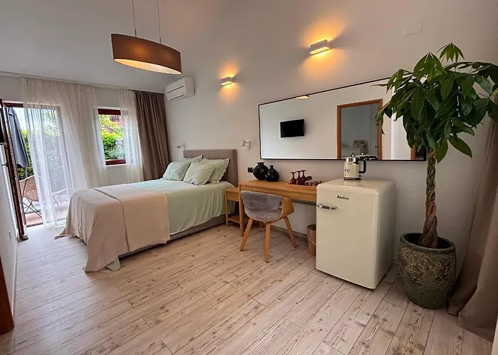 Marina & Parking Free B&B 4*