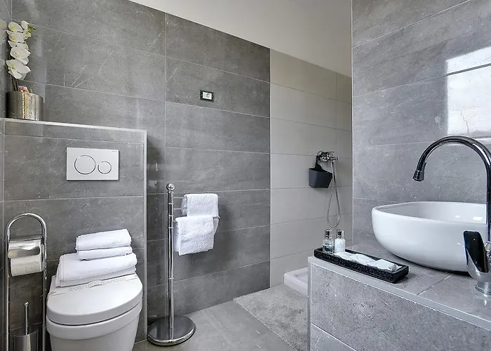 Marina & Parking Free B&B 4*