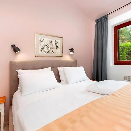 Marina & Parking Free 4* Rovinj